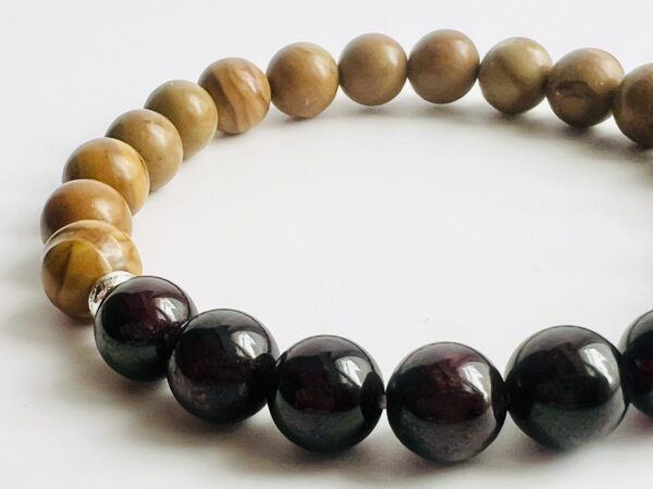 Bracelet Bois fossilisé & Grenat 8mm – Image 4